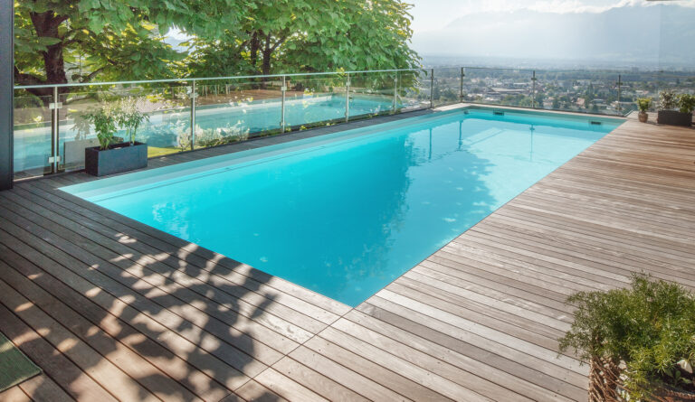 In Europa angekommen werden die edlen Hölzer für die exklusive Gestaltung des gesamten Außenbereichs verwendet. Wie bei der Terrasse bieten sich die Terrassendielen auch als Umrandung des Swimmingpools oder Naturteiches optimal an.